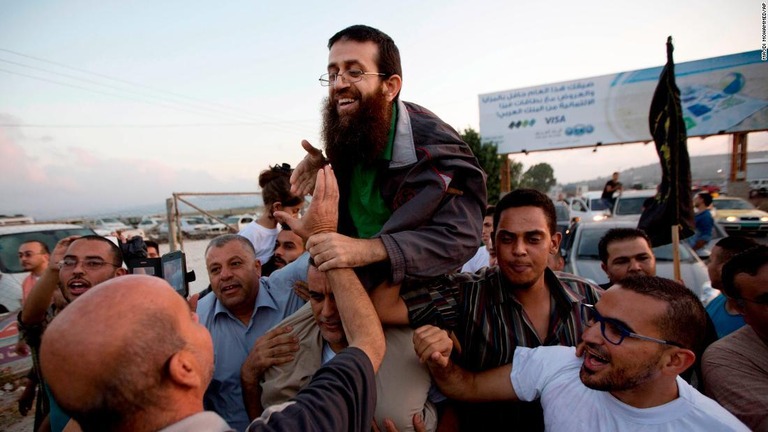 刑務所から解放され歓迎を受けるカデル・アドナンさん＝２０１５年７月/Majdi Mohammed/AP