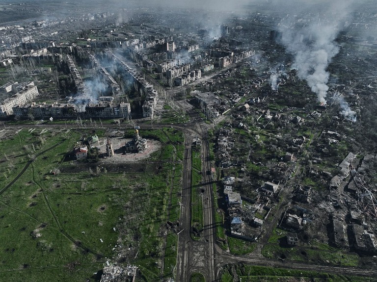 建物から上がる煙＝ウクライナ東部バフムート/Libkos/AP