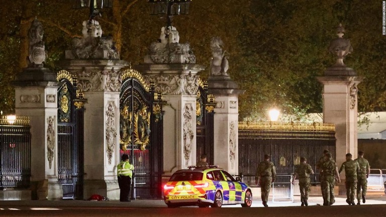 バッキンガム宮殿の警備にあたる警官ら＝２日/Henry Nicholls/Reuters