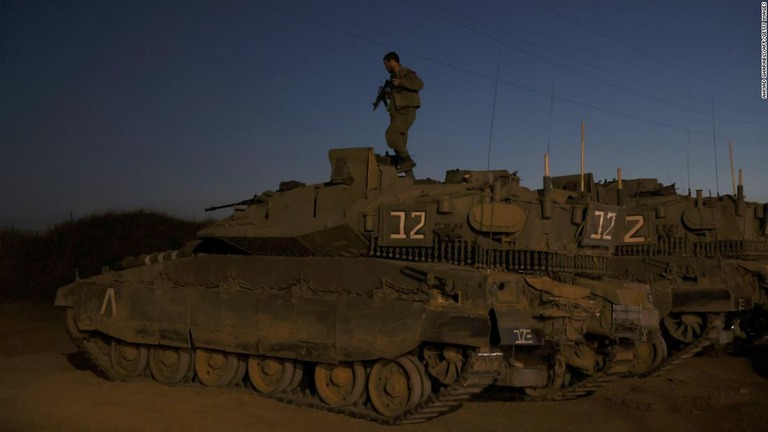 戦車の上に立つイスラエル軍兵士＝２日/Ahmad Gharabli/AFP/Getty Images