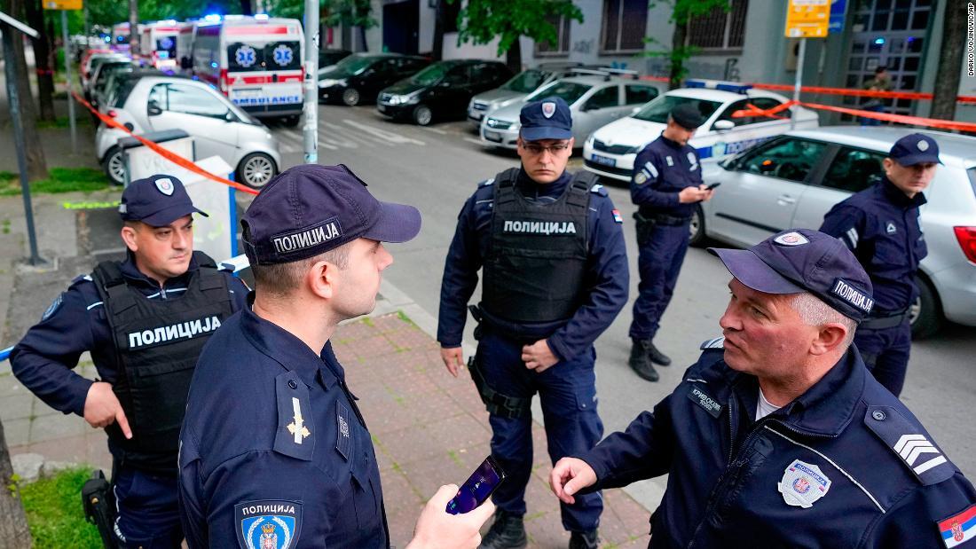 事件のあった学校周辺を封鎖する警察=3日、ベオグラード/Darko Vojinovic/AP