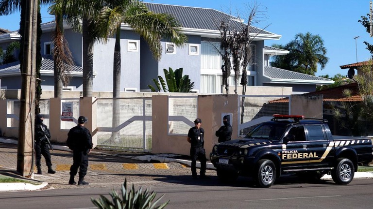 ボルソナーロ前大統領夫妻の自宅付近で警戒にあたる警察＝３日/Adriano Machado/Reuters