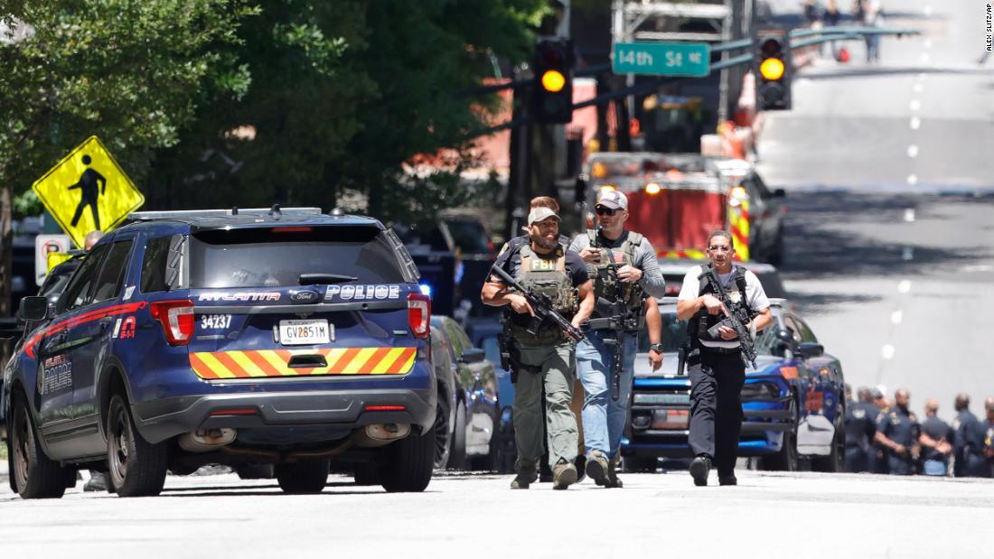 銃撃現場周辺に展開する警察＝３日/Alex Slitz/AP