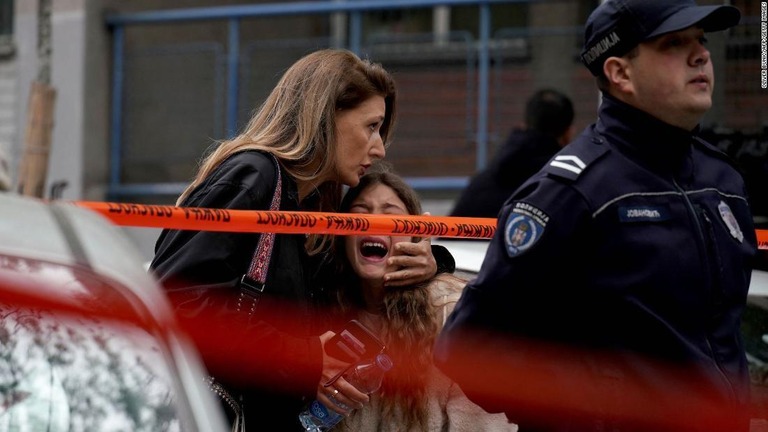 学校前には生徒の親が集まった/Oliver Bunic/AFP/Getty Images