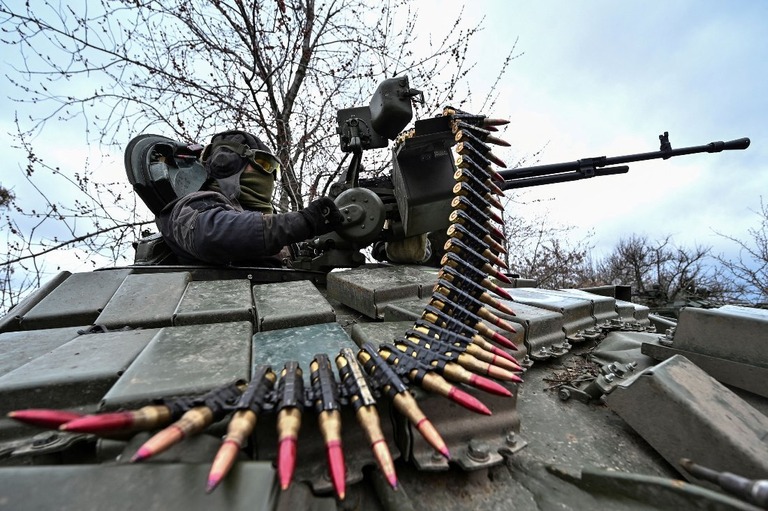 ザポリージャ州での軍事演習中に武器を確認するウクライナ軍兵士＝３月２９日/Reuters/FILE