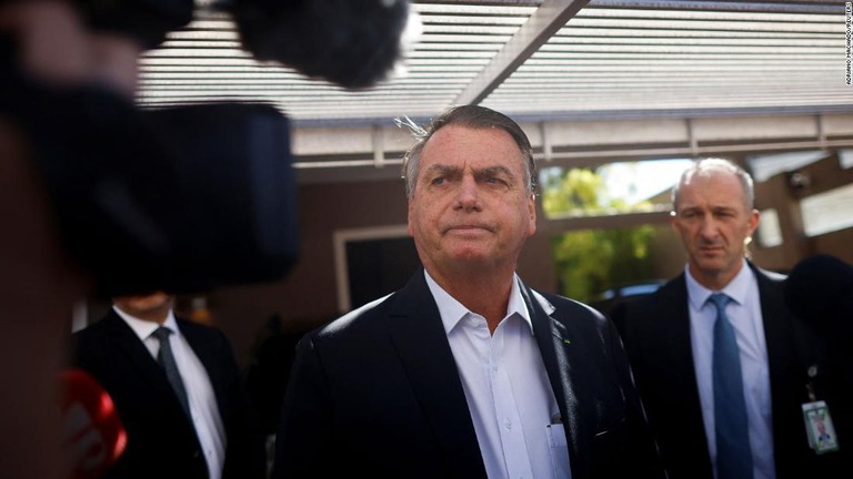 家宅捜索後に自宅を離れるボルソナーロ前大統領＝３日/Adriano Machado/Reuters