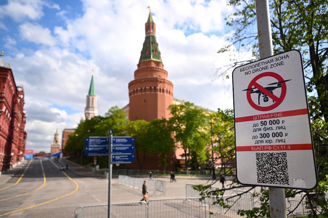 ドローン禁止の標識があるロシア大統領府周辺＝３日/Natalia Kolesnikova/AFP/Getty Images