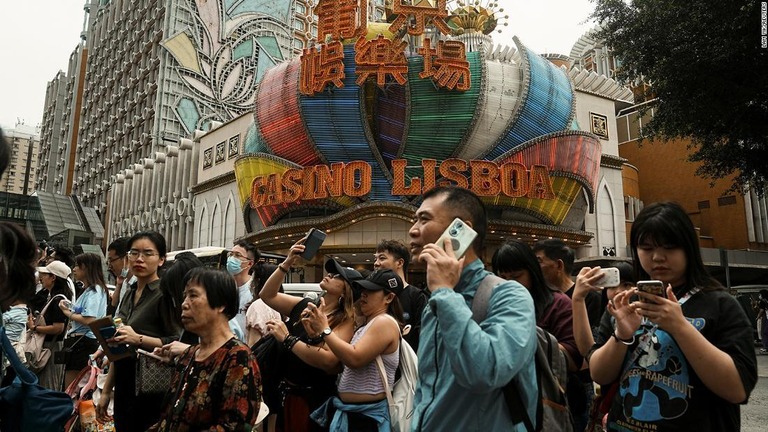 マカオのカジノ・リスボアを訪れる人々＝４月３０日/Lam Yik/Reuters