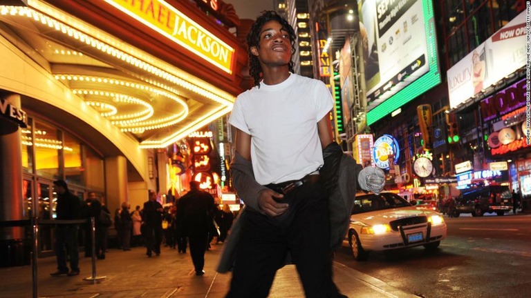 タイムズスクエアの映画館の前で写真に収まるＪ・二ーリーさん＝２００９年撮影/Andrew Savulich/New York Daily News/Tribune News Service/Getty Images/File