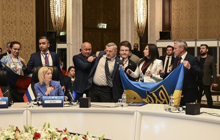 アンカラでの国際会議でウクライナ、ロシア両国の代表団員が騒ぎを起こす一幕があった/Ercin Erturk/Anadolu Agency/Getty Images
