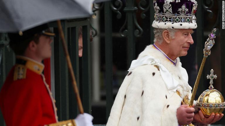 王冠を戴き、ウェストミンスター寺院を後にするチャールズ国王/Henry Nicholls/Reuters