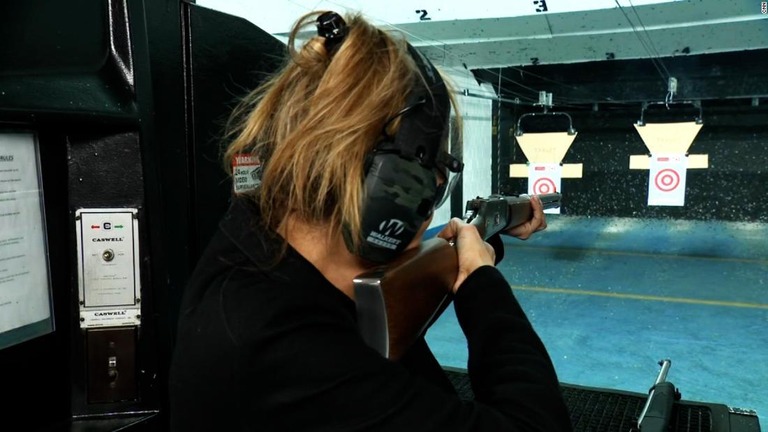 シェルビーさんは新型コロナウイルスの流行時にライフル銃を購入した/CNN