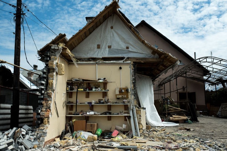 ５日のミサイル攻撃によって被害を受けた住宅＝ウクライナ中南部ザポリージャ州/Elena Tita/Global Images Ukraine/Getty Images