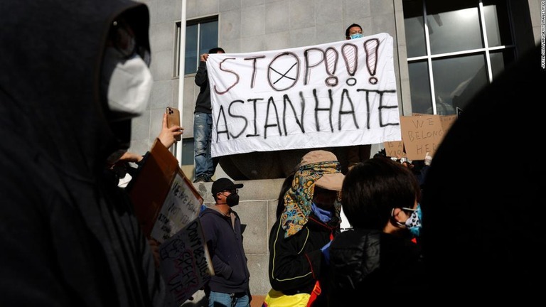 アジア人に対するヘイトクライム（憎悪犯罪）に抗議する人々＝２０２１年３月、米サンフランシスコ/Justin Sullivan/Getty Images/File