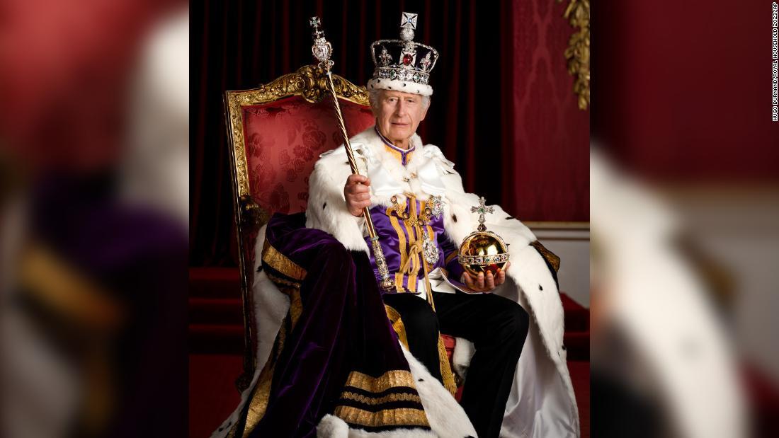 英國王の寶器一式を身に著け、王座に座るチャールズ國王/Hugo Burnand/Royal Household 2023/AP