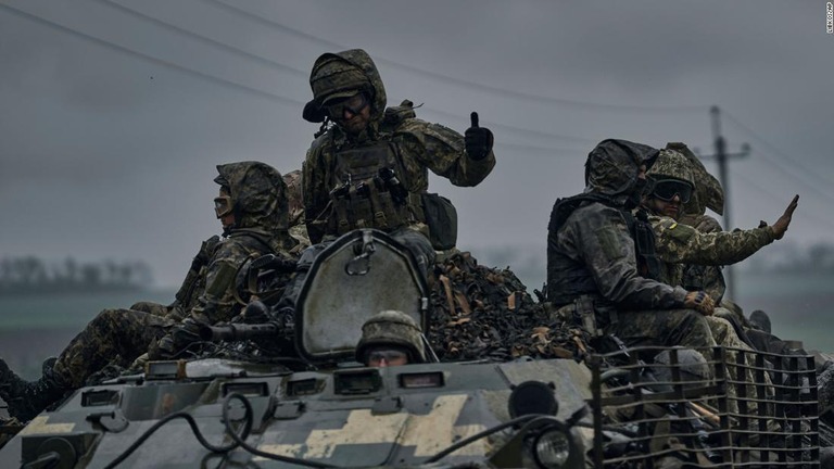 東部ドネツク州の前線に向けて移動するウクライナ軍の兵士ら/Libkos/AP