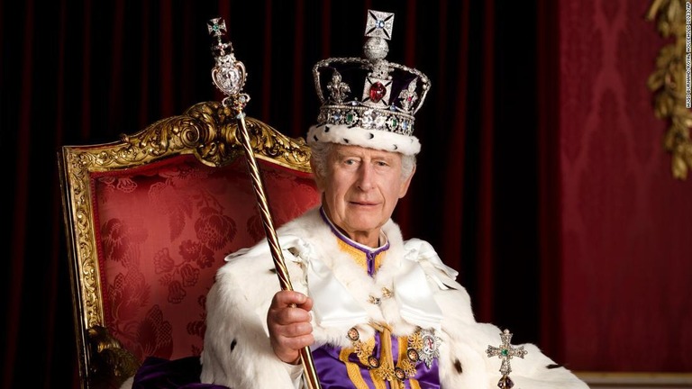 チャールズ国王の戴冠式の公式写真をバッキンガム宮殿が公開した/Hugo Burnand/Royal Household 2023/AP