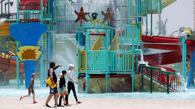 ベトナム中部ホイアンの娯楽施設で涼をとる利用客。６日に同国は過去最高気温を記録した/SeongJoon Cho/Bloomberg/Getty Images