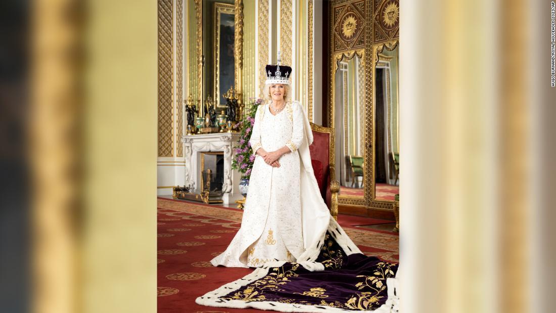 バッキンガム宮殿「緑の客間」に立つカミラ王妃/Hugo Burnand/Royal Household 2023/AP