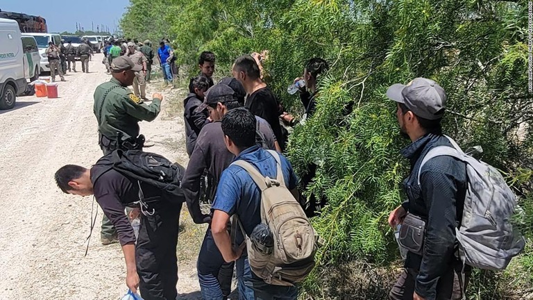 米テキサス州のメキシコ国境付近で、貨物列車に乗り込んだ１００人以上不法移民が見つかった/From Kinney County Sheriff's Office/Facebook