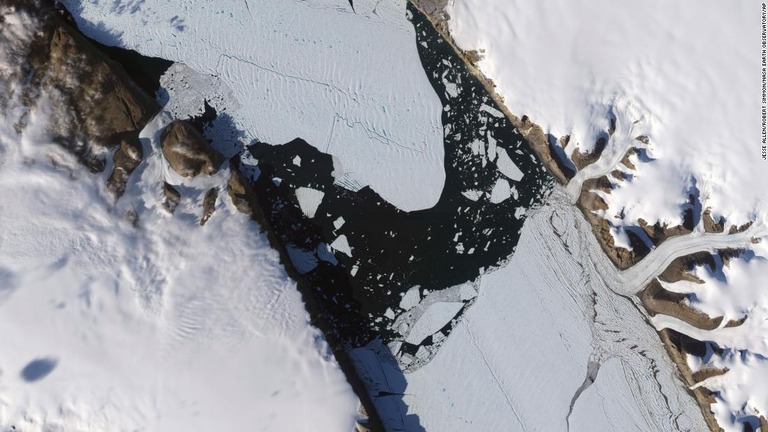 グリーンランド最大級のピーターマン氷河について、潮の満ち引きの影響で氷河の融解が進み、海面上昇が速まっている可能性を示唆する研究結果が発表された/Jesse Allen/Robert Simmon/NASA Earth Observatory/AP