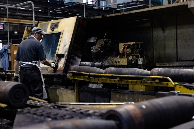 スクラントン陸軍弾薬工場の製造区画にある１５５ミリ砲弾＝４月１２日、米ペンシルベニア州スクラントン/Hannah Beier/Getty Images