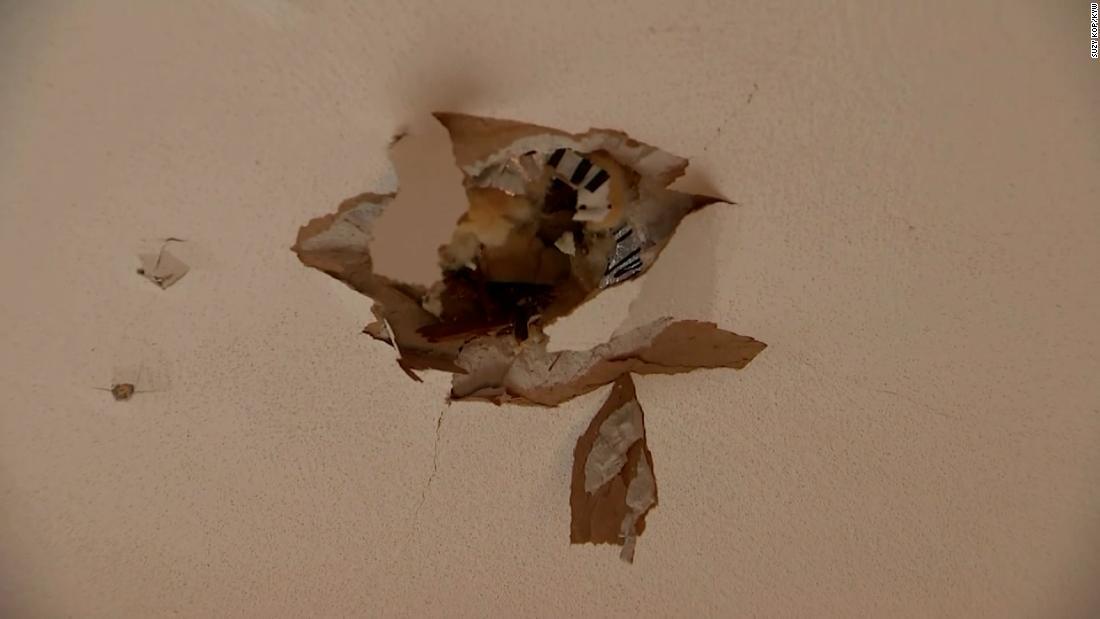 物体は天井など家屋に損傷を与えた/Suzy Kop/KYW