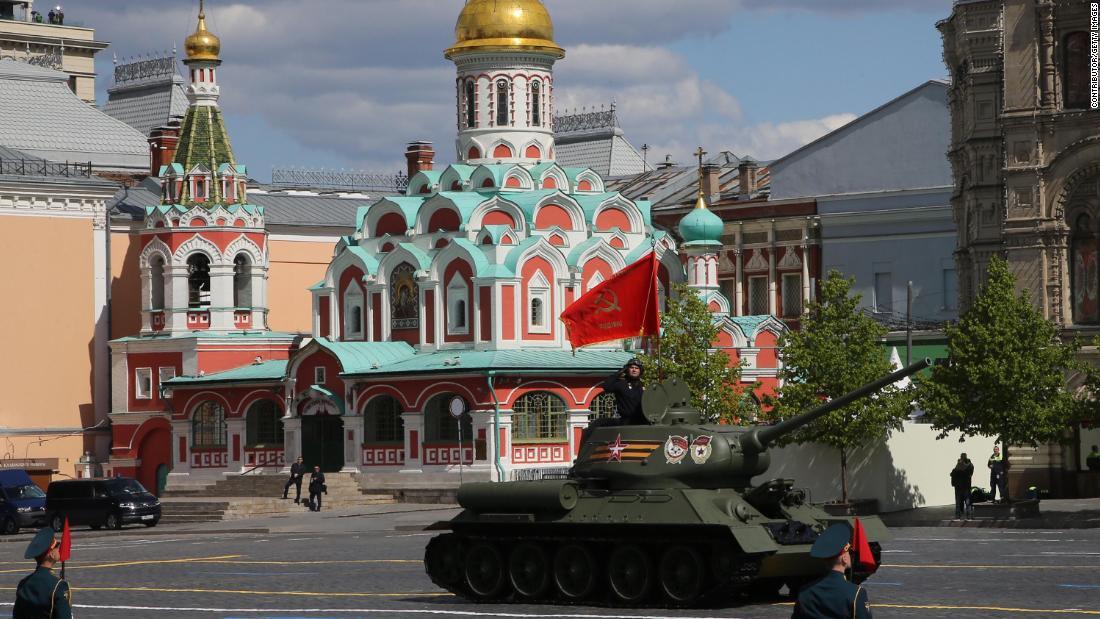 行列を先導する戦車は旧ソ連時代の戦車「Ｔ３４」１両のみ/Contributor/Getty Images