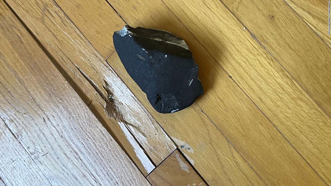 隕石とおもわれる物体は屋根から天井を突き破り床に衝突した/From Hopewell Township PD