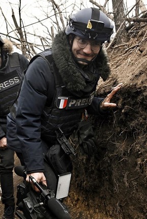 ウクライナでの戦争取材で塹壕の中を歩くアルマン・ソルディン氏/Aris Messinis/AFP/Getty Images