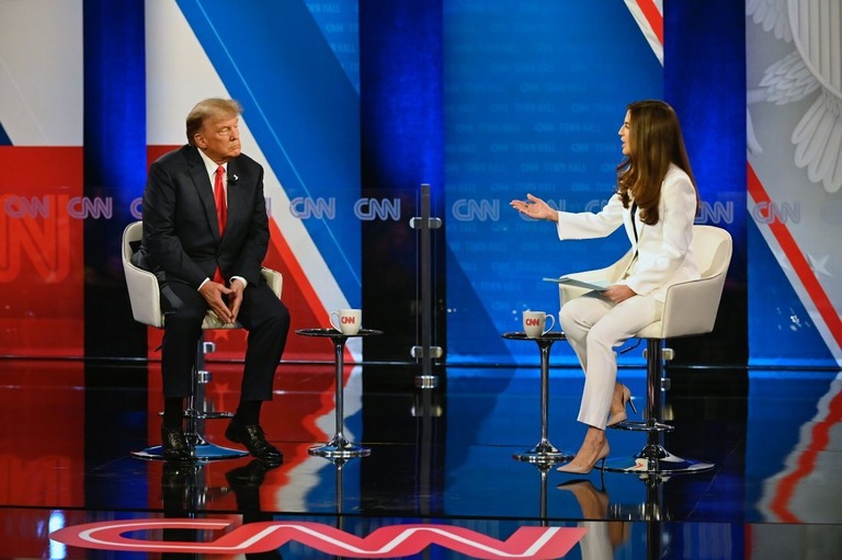 ＣＮＮの共和党対話集会に参加するトランプ前大統領（左）/Will Lanzoni/CNN