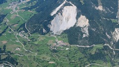 頭上の山岳から岩石崩落の恐れ、村の住民に避難命令　スイス