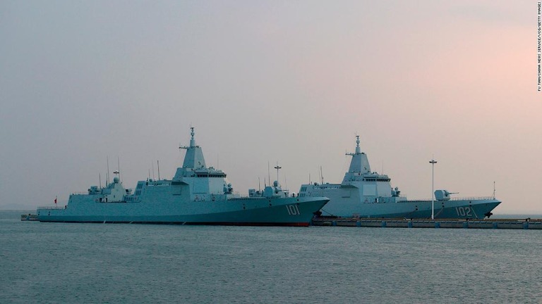 中国海軍の「０５５型」ミサイル駆逐艦２隻/Fu Tian/China News Service/VCG/Getty Images