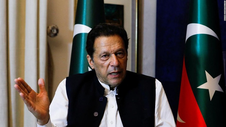 パキスタンのカーン前首相＝３月１７日、パキスタン東部ラホール/Akhtar Soomro/Reuters