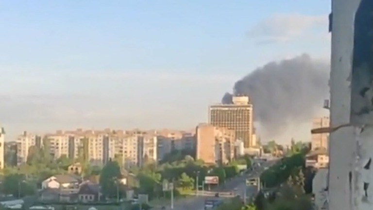 ウクライナ東部ルハンスクで煙が立ち上る様子/LuhanskOblast/Twitter