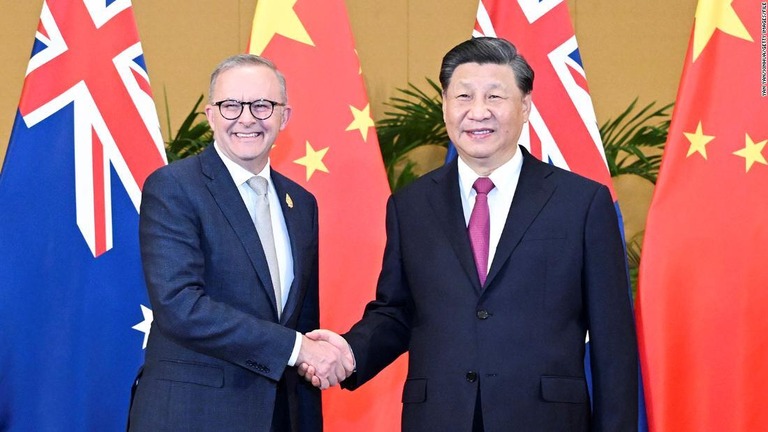 笑顔で握手を交わす豪州のアルバニージー首相（左）と中国の習近平国家主席/Yan Yan/Xinhua/Getty Images/File