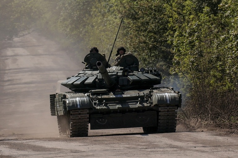 バフムートへ続く道を戦車で移動するウクライナ軍の兵士/Sofiia Gatilova/Reuters