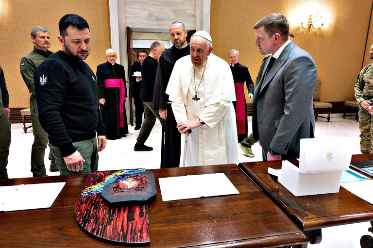 贈り物の交換をするゼレンスキー大統領とフランシスコ教皇＝１３日/Pool/Getty Images