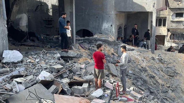 ロケット攻撃で破壊された建物＝１３日、/CNN