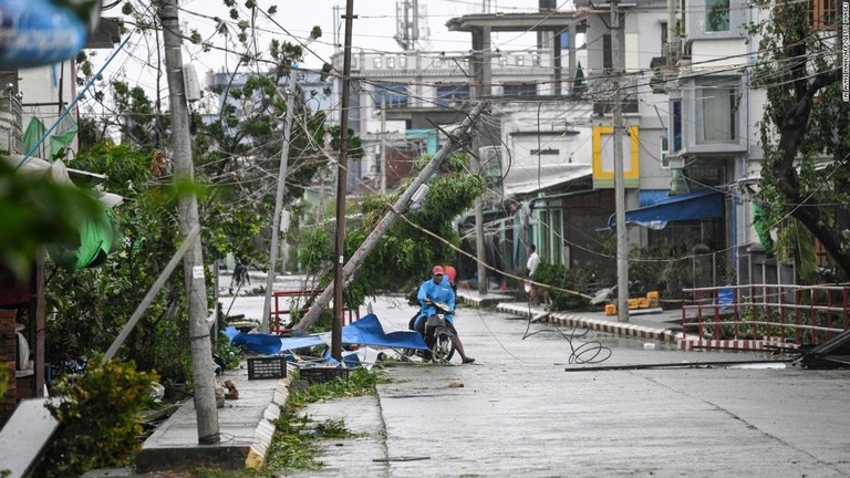 強風と豪雨の影響により、樹木や電柱が倒壊した＝１４日、ミャンマー西部ラカイン州/Sai Aung Main/AFP/Getty Images
