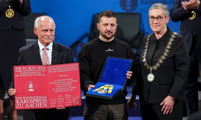 国際カール大帝賞を受賞したウクライナのゼレンスキー大統領＝１４日、ドイツ西部アーヘン/Friedemann Vogel/Pool/Getty Images
