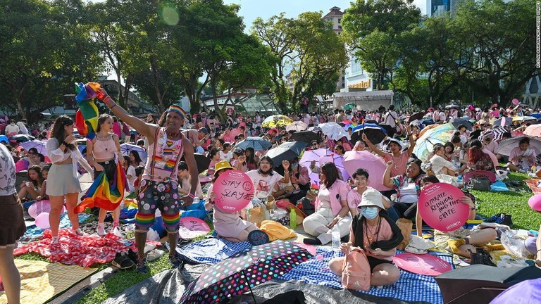 イベントに集まった同性愛者の権利を主張する活動家＝２０２２年６月、シンガポール/Roslan Rahman/AFP/Getty Images