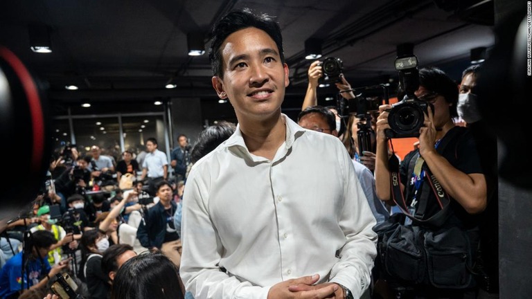 前進党のピタ・リムジャラーンラット党首＝１４日、バンコクの党本部/Sirachai Arunrugstichai/Getty Images