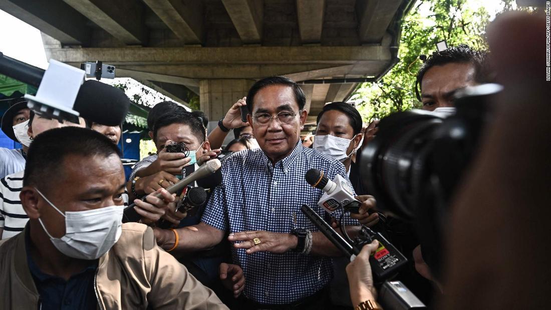 投票をしたプラユット首相=14日/Lillian Suwanrumpha/AFP/Getty Images