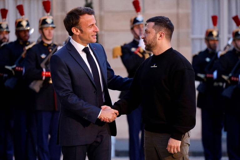 フランスのマクロン大統領（左）とウクライナのゼレンスキー大統領/Ludovic Marin/AFP/Getty Images