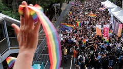 台湾、同性婚カップルに養子縁組認める法改正案を可決