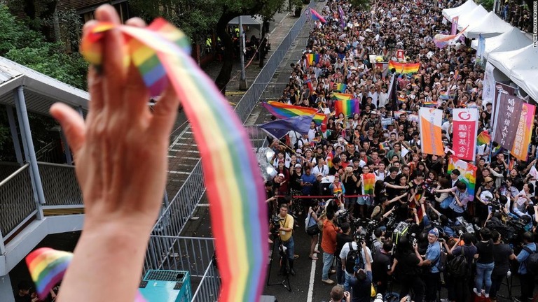 台湾で同性婚が合法化され喜ぶ支持者ら＝２０１９年５月/Tyrone Siu/Reuters/File