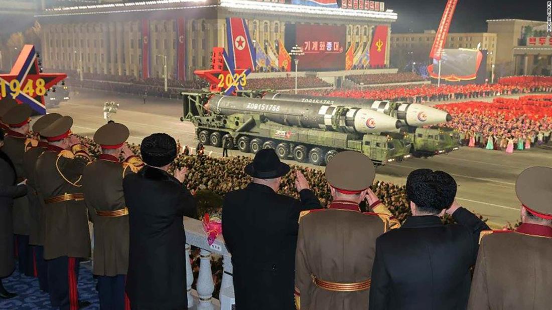 軍事パレードを視察する金正恩(キムジョンウン)朝鮮労働黨総書記/Rodong Sinmun
