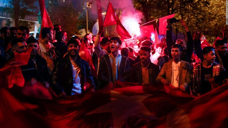 イスタンブールにある与党・公正発展党の本部前で気勢を上げるエルドアン氏の支持者ら/Jeff J Mitchell/Getty Images