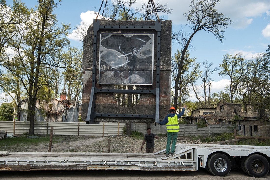 バンクシーの作品と建物の壁が運ばれる＝１３日、イルピン/Vladyslav Musiienko/Reuters